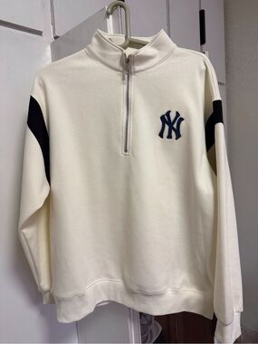 2XU Cream Half-Zip Sweater with Navy Logo and Sleeve Accents
